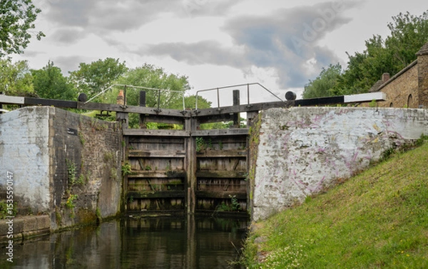 Fototapeta Hanwell, Greater London, UK: The Grand Union Canal at Hanwell in London. This is lock number 93 at the Hanwell Flight of Locks.