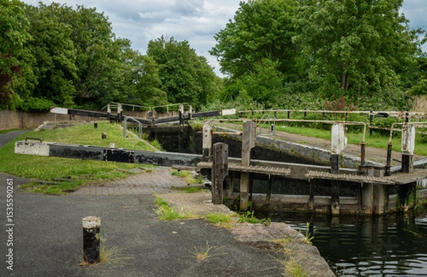 Fototapeta Hanwell, Greater London, UK: The Grand Union Canal at Hanwell in London. This is lock number 94 at the Hanwell Flight of Locks. 