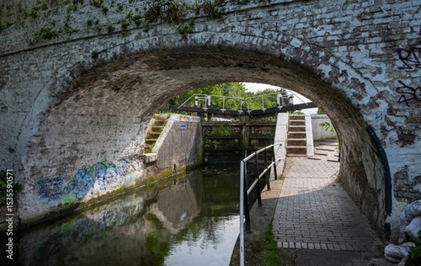Fototapeta Southall, Greater London, UK: The Grand Union Canal at Southall in London. This is lock number 90, the Norwood Top Lock framed by a bridge.