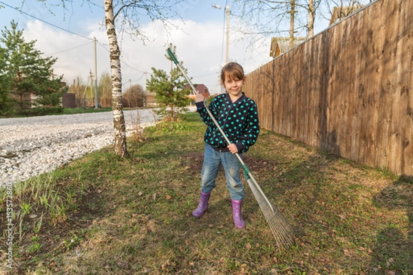 Obraz Маленькая девочка на уборке территории