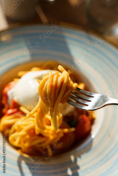 Obraz Fork lifting spaghetti with burrata and tomato sauce