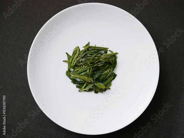 Obraz 白い皿と中国茶「龍井茶」の茶葉の真俯瞰写真（ロンジン茶）