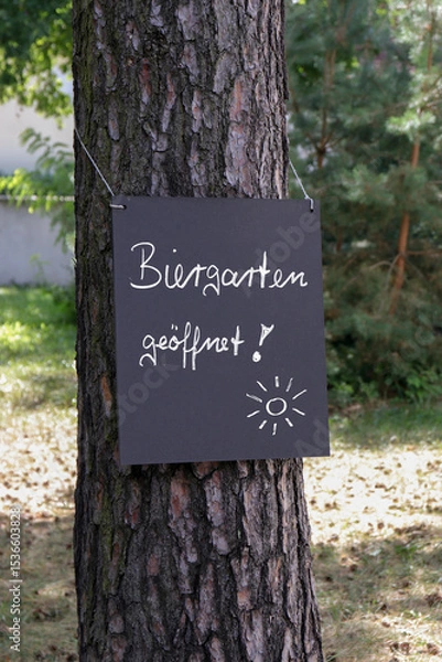 Obraz tafel am baum mit dem hinweis: biergarten geöffnet