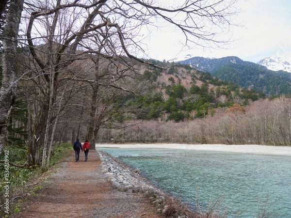 Fototapeta 初夏の観光名所上高地の穂高連峰と梓川の風景と散歩する観光客の姿