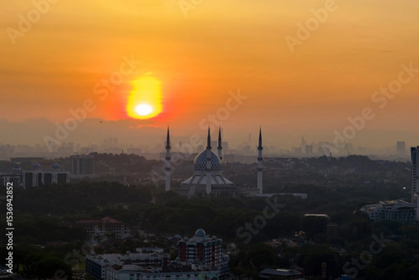 Obraz The mosque stands tall against the backdrop of a city