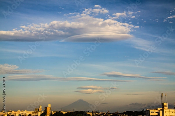 Fototapeta 遠方から臨む吊るし雲富士山