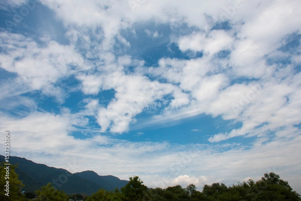 Obraz 山の上に広がる青空