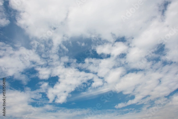 Fototapeta 雲の多い春の青空