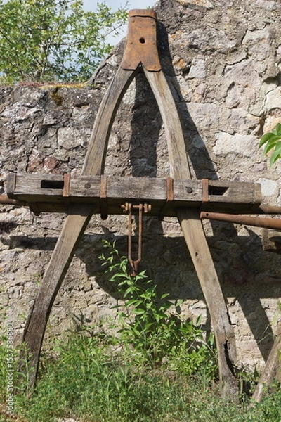 Fototapeta Alte Deichsel von einem Pferdegespann