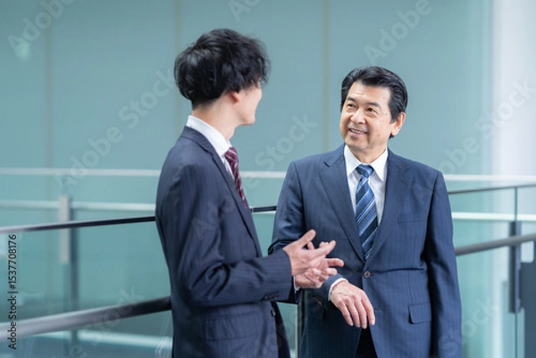 Fototapeta オフィスで打ち合わせをするビジネスマン　撮影協力：スカパー東京メディアセンター