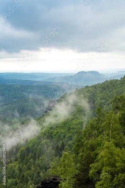 Fototapeta Aussicht mit Nebel vom Großen Zschirnstein zum Pfaffenstein in der Sächsischen Schweiz