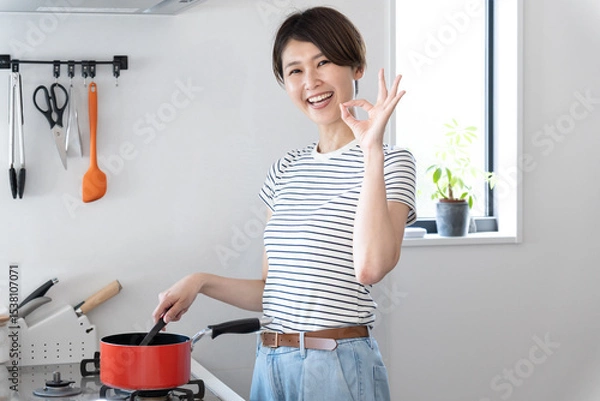 Obraz キッチンで料理をする女性