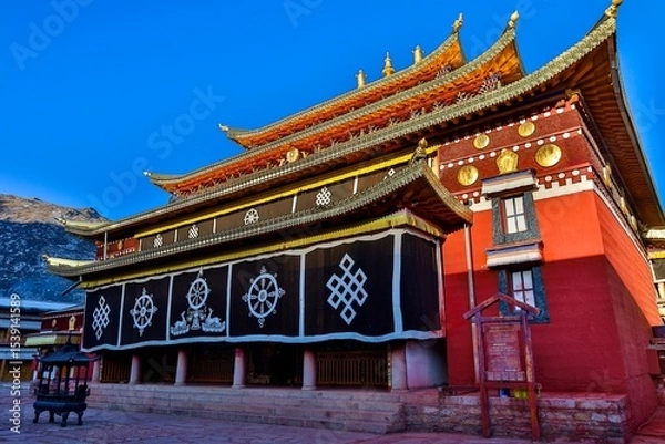Fototapeta Traditional Tibetan architecture of Taktsang Lhamo Monastery (Langmusi), a prominent Buddhist monastery in the Amdo region, showcasing vibrant colors and ornate details.