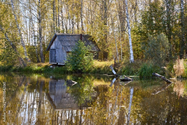 Obraz Tranquil Reflections: House and Trees Mirrored in River