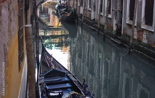Obraz le gondole ormeggiate sul piccolo canale a venezia