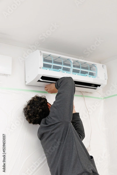 Fototapeta エアコンを取り付ける作業員