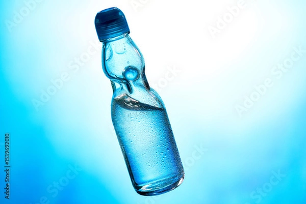 Obraz 冷えたラムネ、青の背景に日本の伝統的な夏の飲み物。