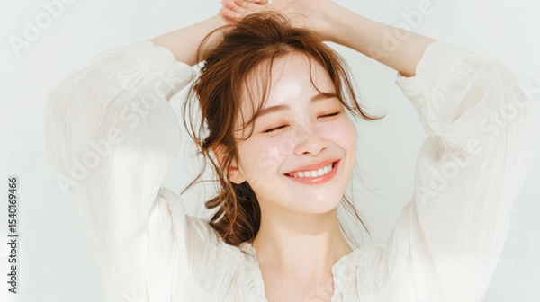 Obraz 自然な笑顔が魅力の若い女性ポートレート