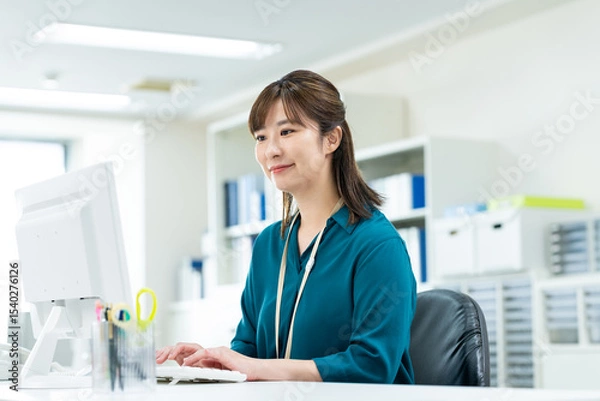 Fototapeta オフィスで働くビジネスウーマン