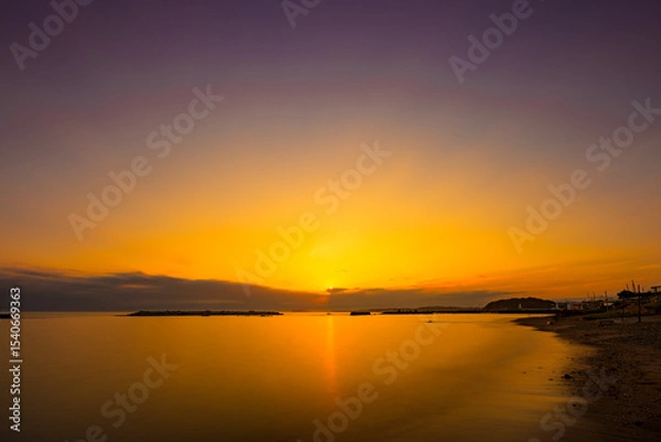 Obraz  黄金色に染まる諏訪町下海岸の美しい夕景　神奈川県　湘南　葉山町