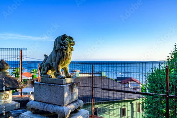 Obraz  秋谷熊野神社から望む海と狛犬の静かな朝　神奈川県横須賀