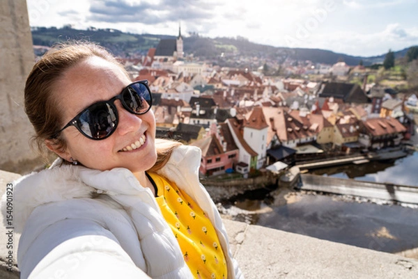 Obraz Mujer turista enseñando y compartiendo las vistas de český krumlov con una selfie