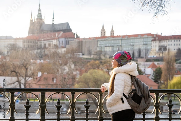 Obraz Mujer turista disfrutando de una caminata por la rivera de la ciudad de Praga, al atardecer	