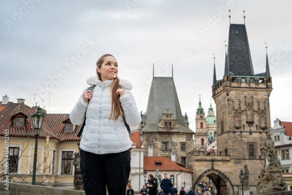 Obraz Mujer viajera disfrutando de la maravillosa arquitectura del Puente de Carlos en la ciudad de Praga	