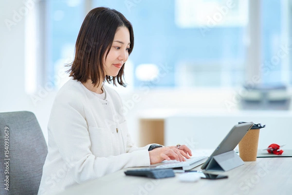 Fototapeta 和やかな雰囲気の中で仕事をする女性