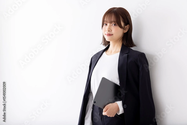 Fototapeta スーツを羽織るビジネスウーマン
