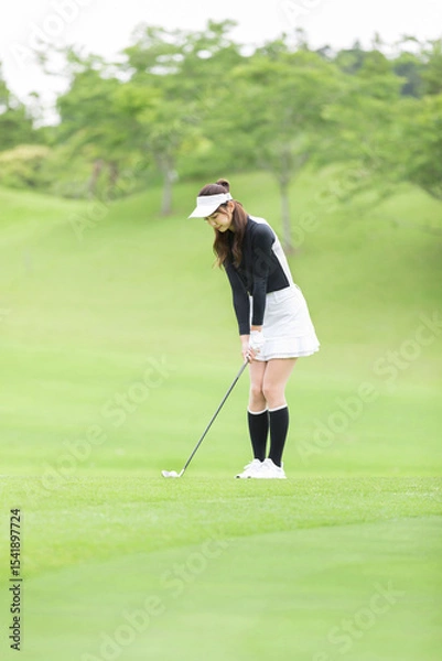 Fototapeta ゴルフを楽しむ女性　アプローチ