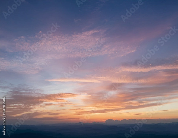 Fototapeta Serene Sunset Sky with Pastel Colors and Soft Cloud Formations