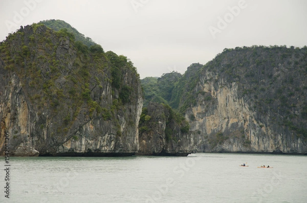 Obraz People kayaking in Lan Ha Bay. Cat Ba Archipelago. Vietnam.