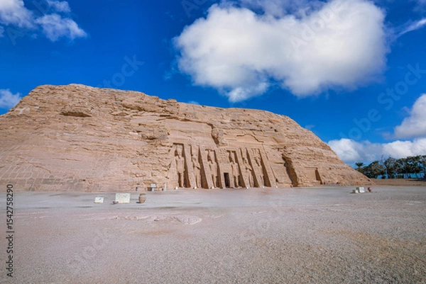 Obraz Wide view of the unique Temple of Kom Ombo in Aswan, Egypt, dedicated to both Horus and Sobek. Its well-preserved dual architectural structure stands under a vibrant blue sky.