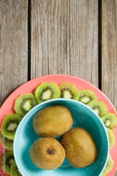 Obraz Kiwi fruits arranged on wooden table