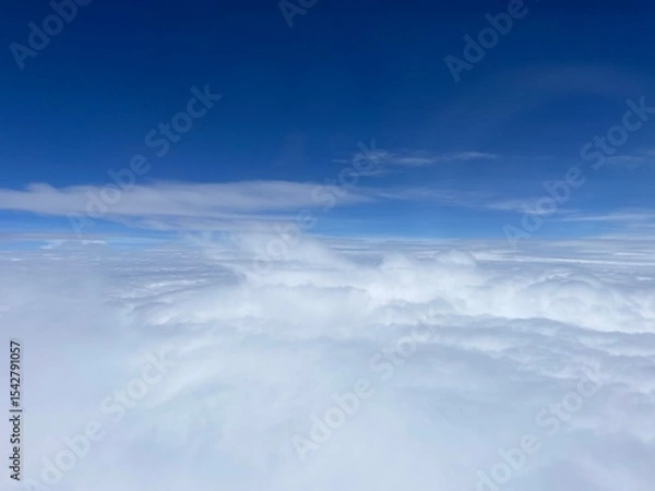 Obraz Expansive Cloud Deck Under Azure Sky
