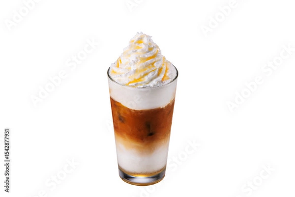 Obraz 유리잔에 담긴 휘핑크림을 곁들인 달콤한 아이스 카라멜 연유라떼.