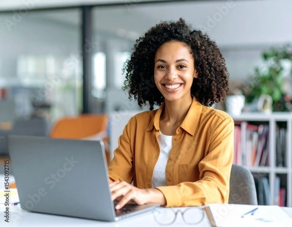 Obraz コンピューターで仕事をする人のイメージ