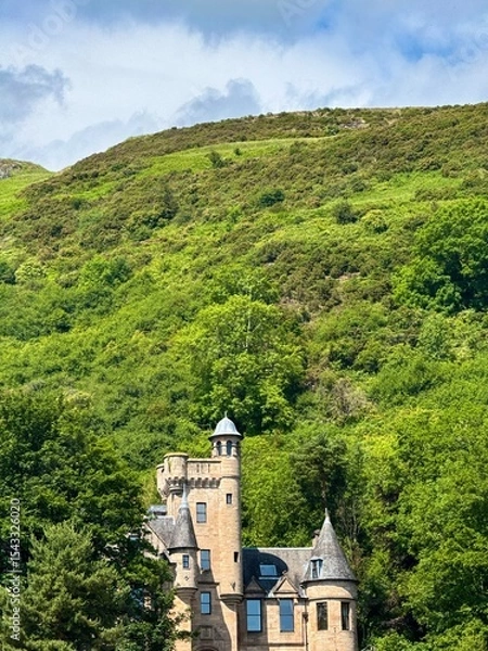 Fototapeta Beautiful view of a castle on a hill in a beautiful town in Clackmannanshire, Scotland