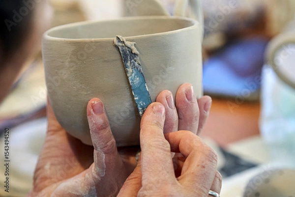 Obraz Shape clay with hands