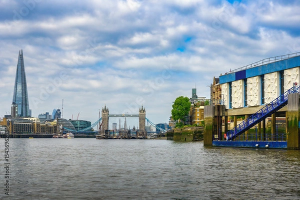 Fototapeta 2025-05-03 VIEW OF THE SHARD BUILDING AND THE TOWER  BRIDGE FROM THE RIVER THAMES IN LONDON WITH A NICE CLOUDY SKY 