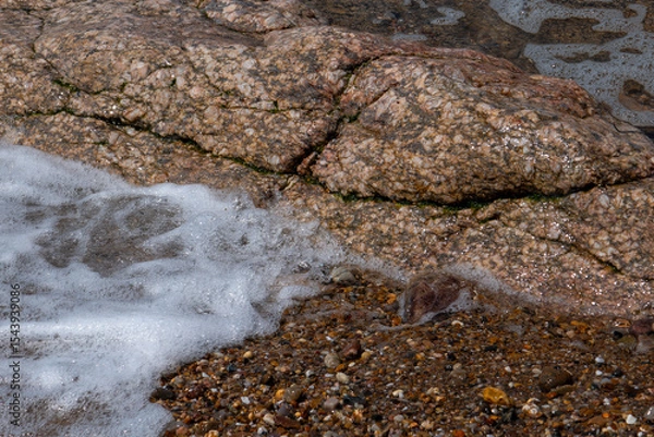 Obraz écume sur un rocher granitique