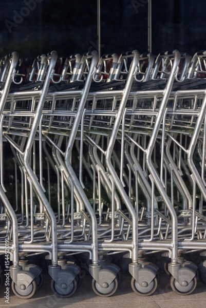 Obraz 並べて置かれたスーパーマーケットのショッピングカート