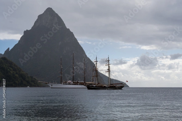 Fototapeta am Strand von St. Lucia mit Blick auf die Pitons