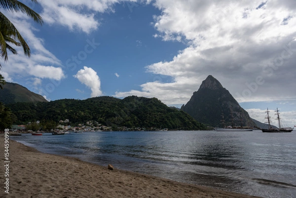 Fototapeta am Strand von St. Lucia mit Blick auf die Pitons