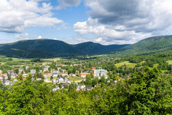 Fototapeta Blick vom Einsiedlerstein auf die Kleinstadt Hejnice im Isergebirge 2