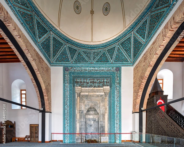 Fototapeta Beautiful architecture of Alaaddin Keykubad Mosque is highlighted by its detailed mihrab, reflecting the rich Islamic heritage in Konya, Turkey. The vibrant patterns enhance the spiritual environment