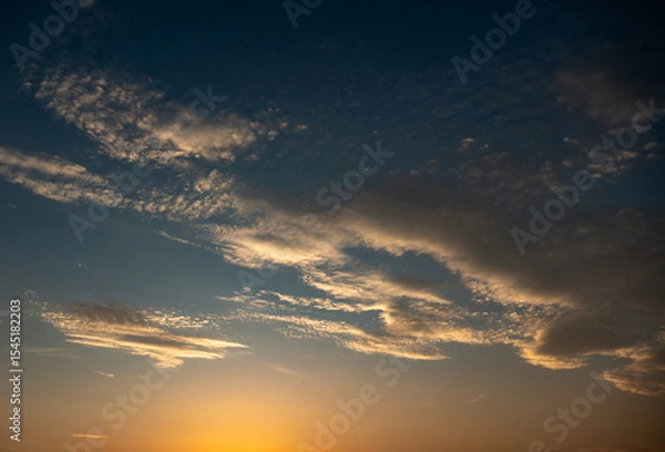 Fototapeta Abendsonne strahlt die Wolken an