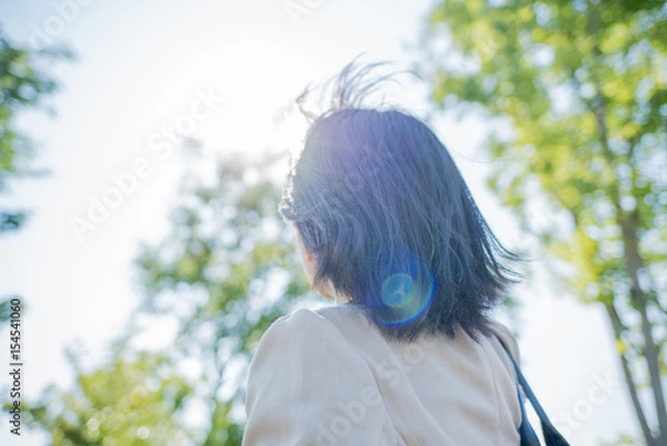 Fototapeta 光の当たるビジネスウーマン