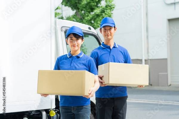 Fototapeta 運送業者の若いスタッフ